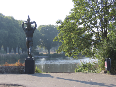 902687 Gezicht op de vijver in Park Transwijk te Utrecht, met links op de voorgrond de achterzijde van het bronzen ...